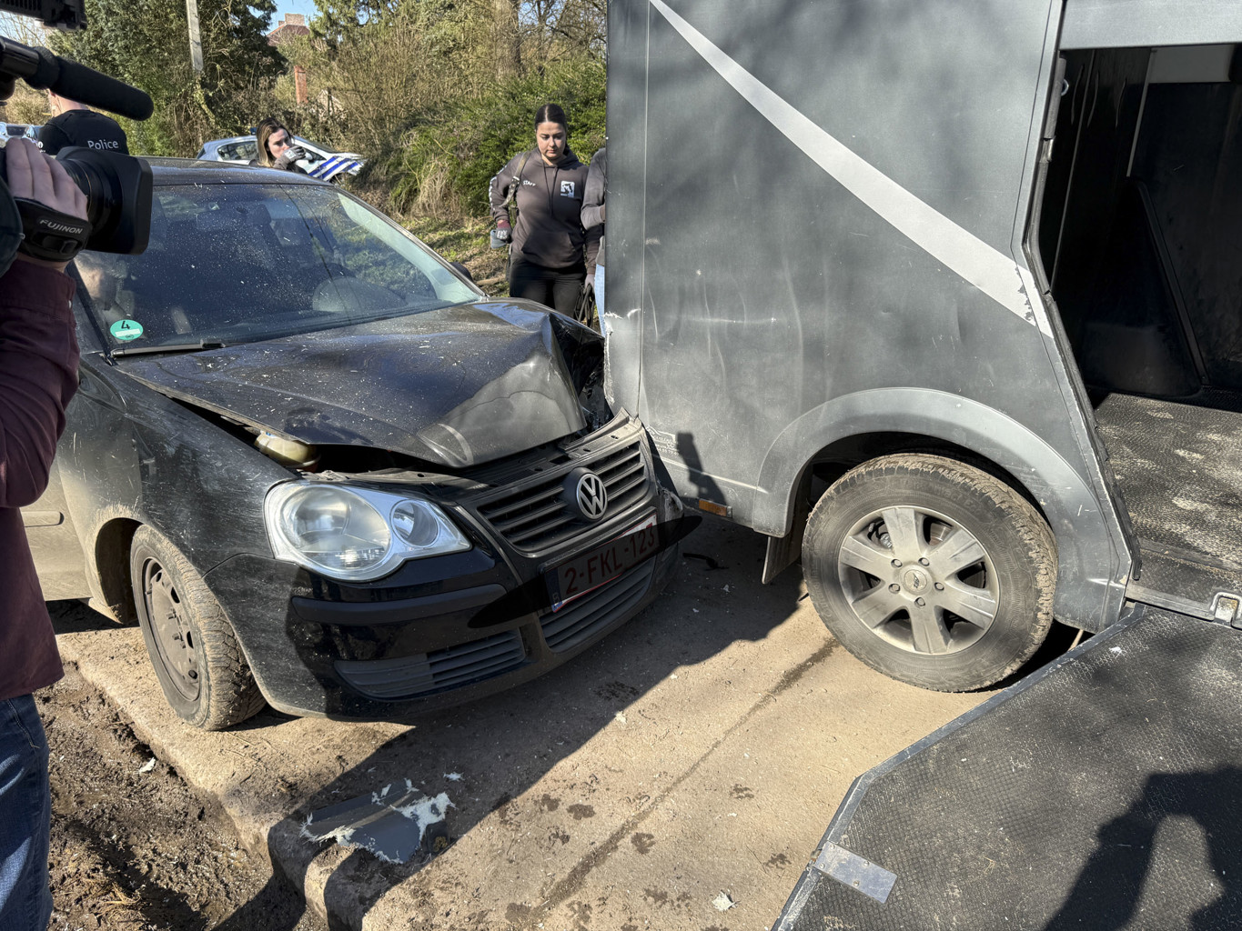 Tentative de meurtre lors d’une saisie pour maltraitance à Pont-à-Celles : une soigneuse visée par un véhicule ! 